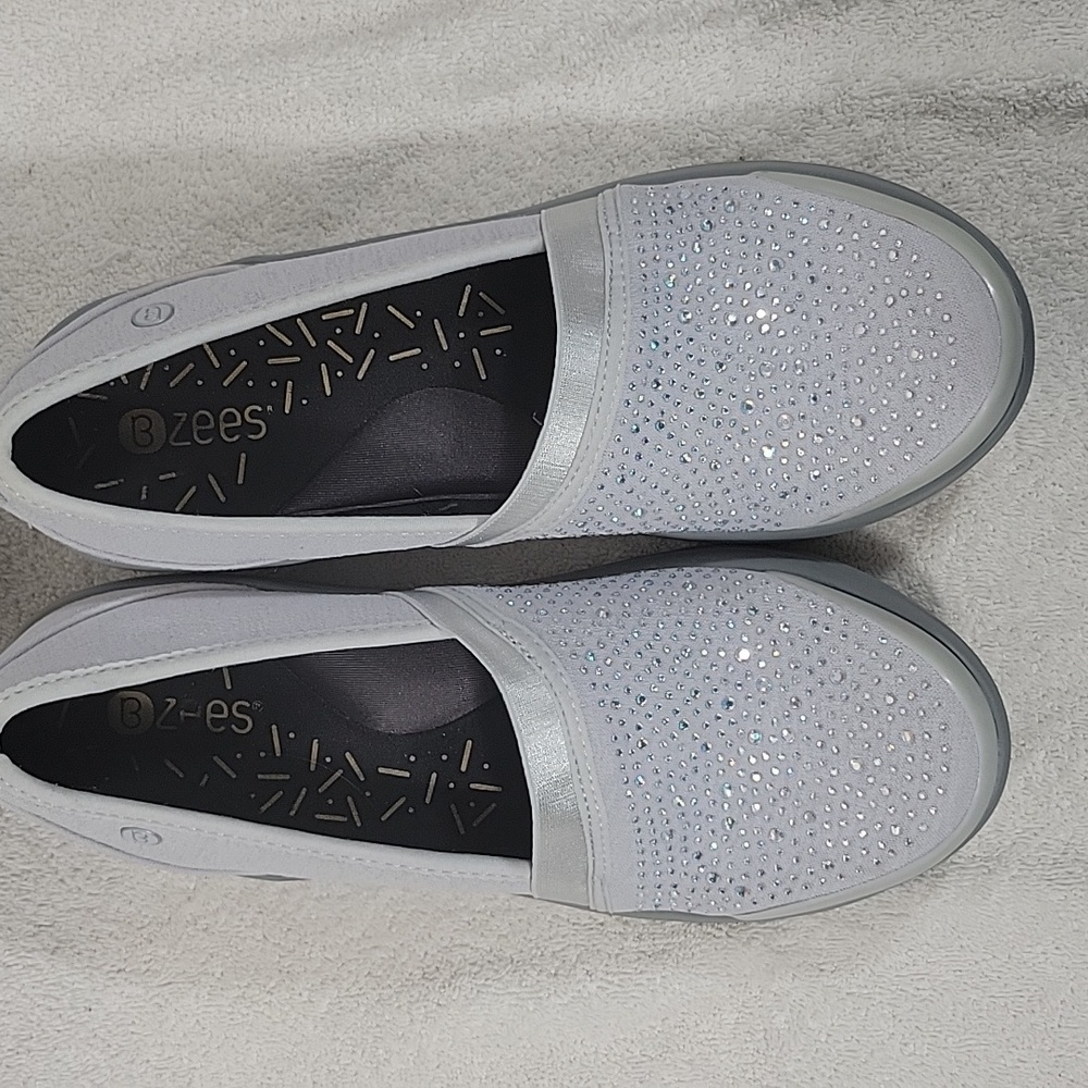 BZEES Women's Glittering Silver Slip-On Flats Size 7M - Picture 2 of 8